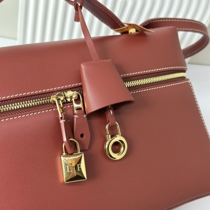 𝓸𝓻𝓸 𝓟𝓲𝓪𝓷𝓪 諾悠翩雅
𝑬𝒙𝒕𝒓𝒂 𝑩𝒂𝒈 𝑳𝟐𝟕 
寬開口加大容量斜挎包，包型設計更立體更有型，包身採用進口原廠小牛皮，手感柔軟而獨特，包包內部結構多了內袋。雙向加長拉鍊開合，配有My Charms金色金屬掛飾（LP特級純鋼五金配件）
size：27*16*10釐米
配全套專櫃禮盒包裝🎁