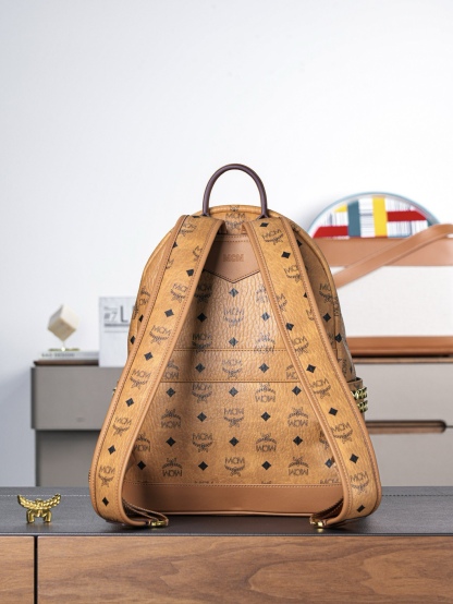 𝙈𝘾𝙈 𝙎𝙩𝙖𝙧𝙠 𝙎𝙞𝙙𝙚 𝙎𝙩𝙪𝙙𝙨𝘽𝙖𝙘𝙠𝙥𝙖𝙘𝙠 𝙞𝙣 𝙑𝙞𝙨𝙚𝙩𝙤𝙨
干邑色小中号#铆钉双肩背包🎒·CP独家出品®️干邑色
这款Visetos经典花纹人造革双肩背包采用金字塔形铆钉装饰及天然Nappa皮革饰边设计。
这一标志性的便携单品展现了全球移动一族的无限精神。这款Stark双肩背包采用经典Visetos及天然Nappa皮革制成，能将电子产品、文件及配饰收纳得井井有条。金字塔形铆钉勾勒出包袋