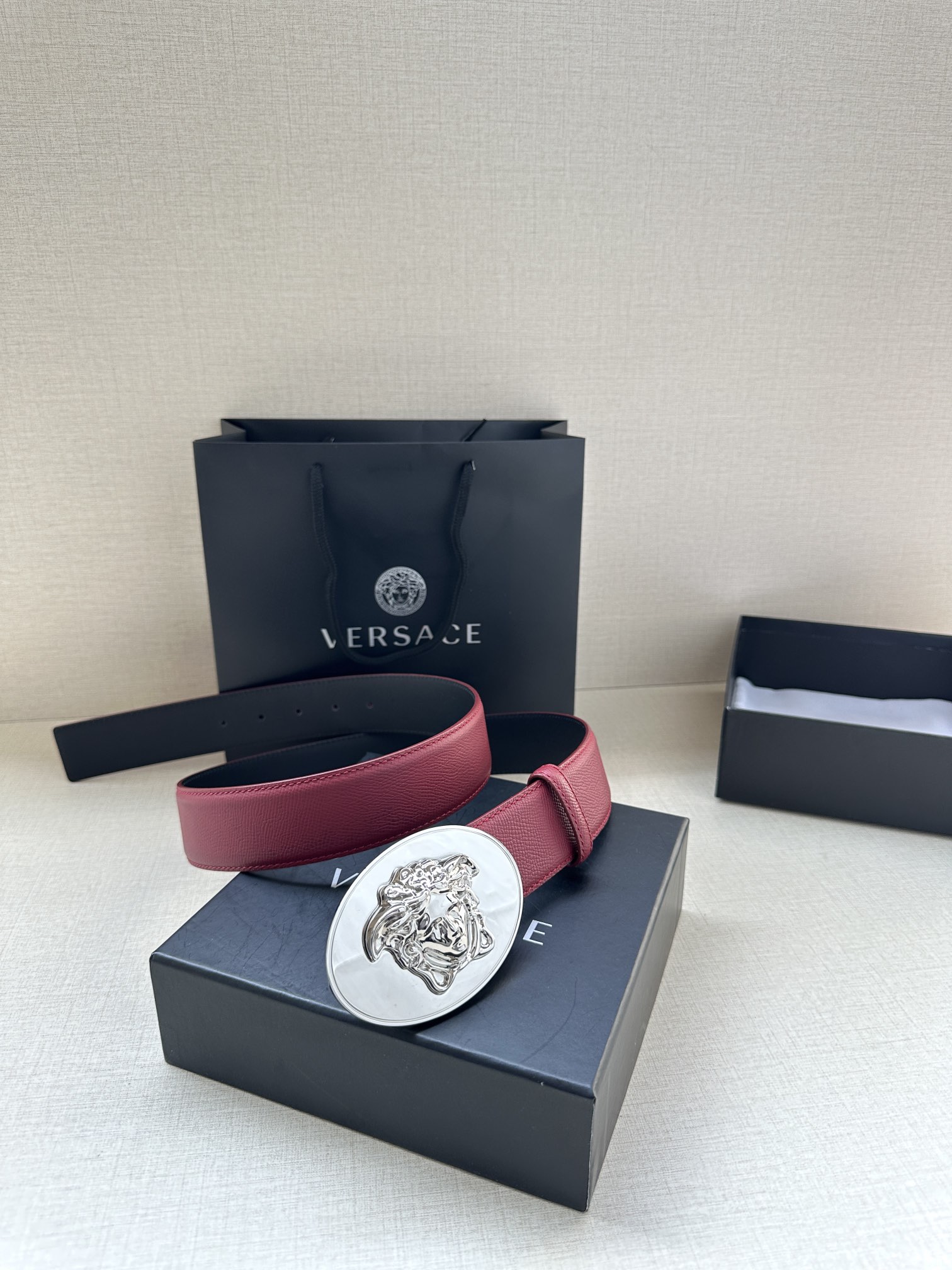 寬度：4.0cm （範思哲） 此款橢圓五金配件、腰帶飾有標誌性的Versace美杜莎頭像扣，彰顯品牌格調。是一款精美的衣櫥必備單品。