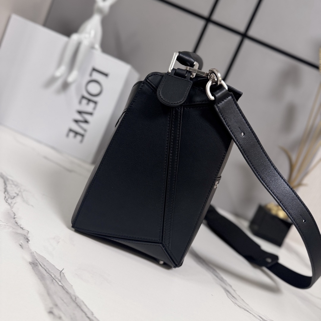 羅家🌟新款 🆕大號亮面牛皮革Panta Puzzle  手袋Puzzle 以別具一格的幾何線條勾勒長方體造型。此大號版本採用亮面牛皮革製成，飾有單寧布長褲風格細節 .可肩背、斜挎或手提*可拆卸可調節肩帶*拉鍊開合，牛皮革拉鍊頭*一個外部拉鍊後袋，一個內部插袋人字紋棉質帆布襯里*Anagram 壓紋
size: 33×14.7×21.5cm
型號：052500