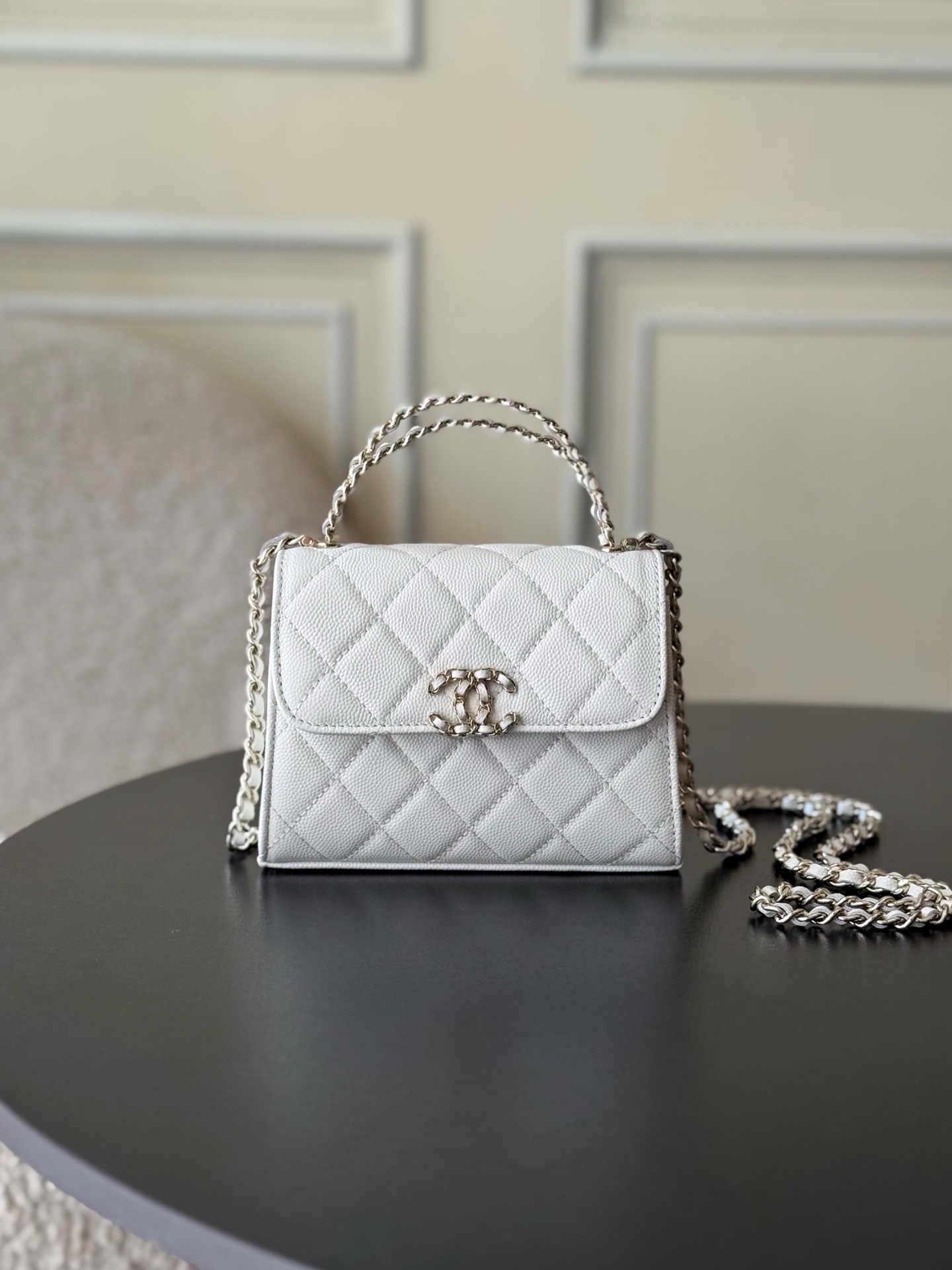 Chanel 25S 新款本季 最火的小球牛皮Kelly 手柄包
這顆絕對是黑馬
第一眼看到就深深愛上💕
顏值不必說 直接閉眼入不會錯
很好打理 也是百搭型
實現了單背斜挎腋下背手拎的效果📷
簡直就是福音〰️
很精緻 值得珍藏🔝

五金：全鋼18K淺金
皮料：獨家Haas小牛皮
尺寸：𝟏𝟒.𝟓*𝟏𝟏.𝟓*𝟓.𝟓 𝚌𝚖
型号：AS3237