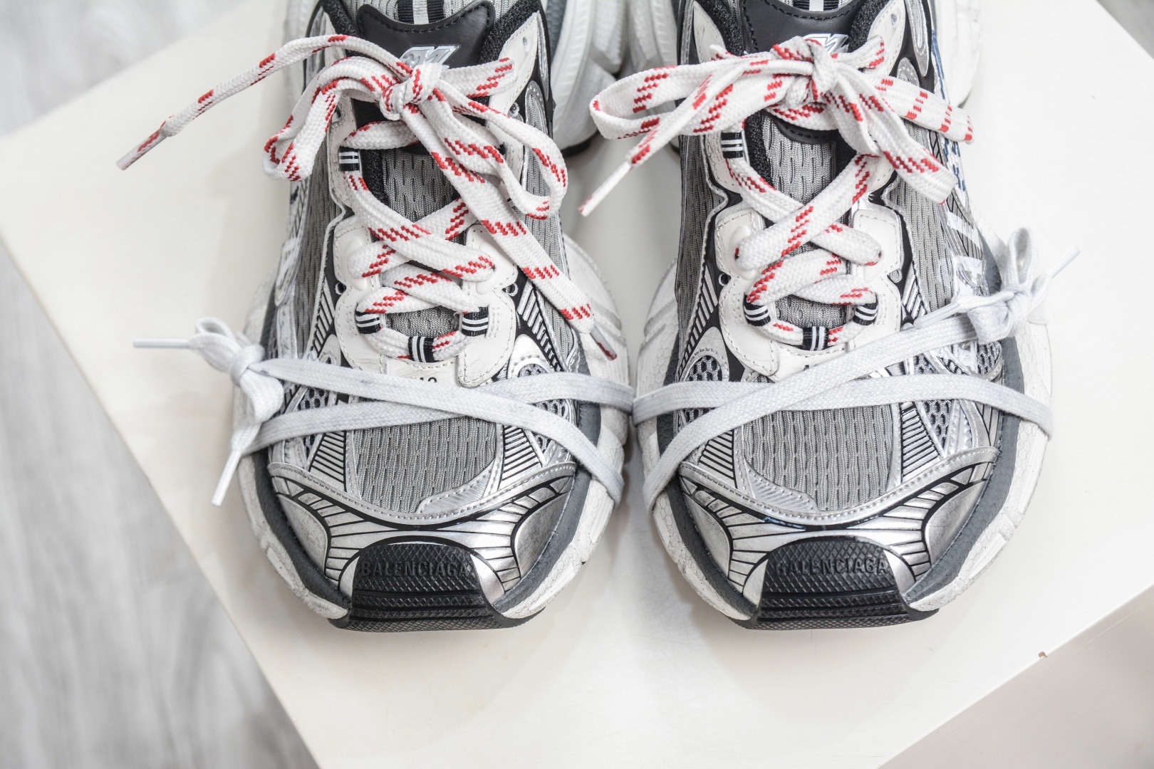 BALENCIAGA 3XL Sneakers 巴黎世家十代 水印logo字母標 3XL巴黎老爹一腳蹬系列復古做舊
貨號：840090 W3XSG 9239
尺碼：35 36 37 38 39 40 41 42 43 44 45 46