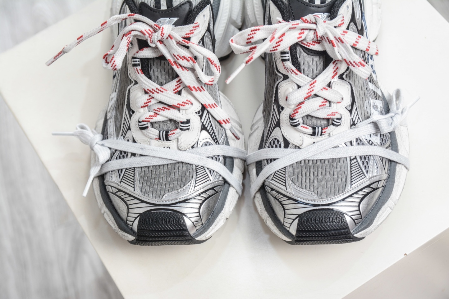 BALENCIAGA 3XL Sneakers 巴黎世家十代 水印logo字母標 3XL巴黎老爹一腳蹬系列復古做舊
貨號：840090 W3XSG 9239
尺碼：35 36 37 38 39 40 41 42 43 44 45 46