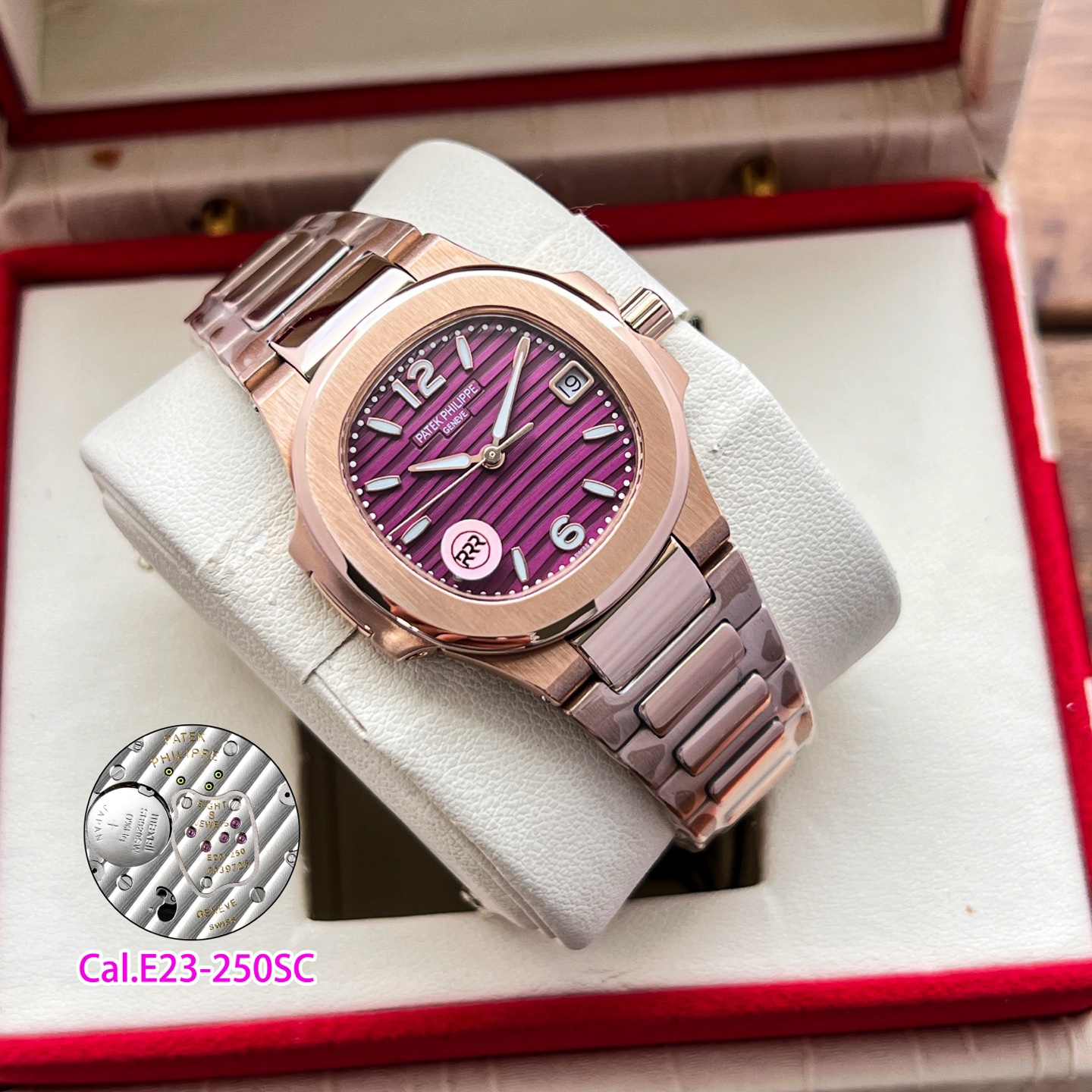 RRR廠聯合瑞士設計師耗時兩年，重金打造天花板PP鸚鵡螺7010系列！原版起模還原數據，達到1：1精細對版。
亮點1️⃣
秒殺市面絕大多數石英女表，搭載🫱🏻🫱🏻（瑞士原裝Cal.E 23-250SC機芯）🫲🏻🫲🏻絕無僅有！0誤差0故障。
亮點2️⃣
字面採用瑞士鋁酸鍶鹽（無放射性）夜光塗層工藝，結合光學塗層增強吸光效率，延長余暉時間，還原原版姿態，讓佩戴者在夜晚更顯靚麗。
亮點3️⃣
原版尺寸：32mm直徑，6.9mm厚度。此款鸚鵡螺女款不僅擁有優雅運動風格，還增加了幾分柔美