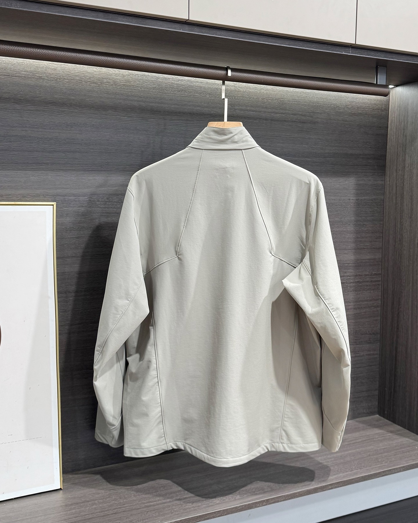 KAILAS‌/凱樂石春秋薄款輕量化衝風衣上衣外套】輕裝上陣！風雨無阻！

解鎖春秋戶外自由！輕到能揣進包里，卻能扛住風雨突襲！

極致輕量化面料，告別臃腫，上身輕若無物，跑步、騎行不束縛，戶外通勤也能利落有型！

透氣膜科技，運動時快速排汗，避免悶熱黏膩，春秋穿剛剛好！

立領剪裁護住脖頸，阻擋冷風灌入！

戶外級耐造，耐磨抗撕裂，口袋拉鍊防掉物，細節拉滿，徒步、騎行都穩！

極簡純色，內搭衛衣、T恤都好看，日常出街也能穿出高級感！

顏色:岩石灰  神秘黑
尺碼:L-3xL
L碼：   胸