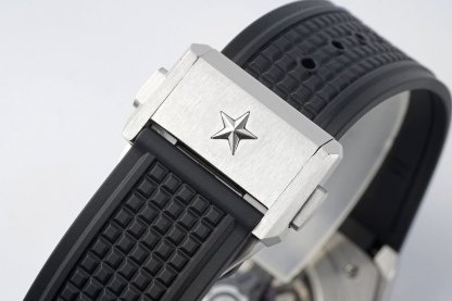 LF真力時DEFY系列全新升級版，殼身 頭粒 機芯 表扣等均做了升級調整。一款根據路虎標誌性花輪轂設計而成的高顏值鏤空腕表。

原裝開模鑄造，極致還原表殼的每一處細節打磨倒角，盡顯原裝菱角分明、堅毅果敢的陽剛氣質。完美的41mm表經，適配大眾男性手寸，正裝休閒兩不誤。根據汽車輪轂設計而成的五角星錶盤，未來概念感十足。同步官網新款五角星折疊扣，搭載定製版Cal.670sk全自動機械機芯，鏤空日曆的大小與位置、機芯夾板、齒輪、五角星陀皆按原版機芯數據拆解鍛造而成。

LF臻品 陳奕迅Eason同款，時尚前衛、