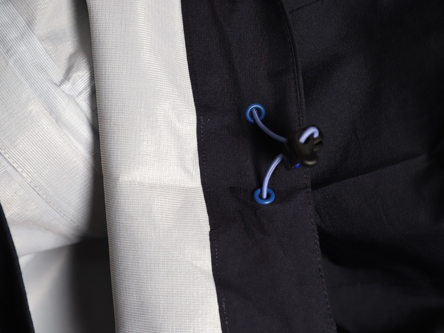 🔝KAILAS 凱樂石 博格達系列 輕量防風防水戶外徒步登山衝鋒衣 
  防水防風透氣防紫外線
 -輔料：原版拆解開發，一比一定制的小標，領標，水洗，吊牌，五金等等。

- FILTERTEC 3L面料：採用凱樂石自主研發的FILTERTEC 3L面料，由外層40D尼龍、中層ePTFE納米微孔膜、內層親膚處理工藝構成，防水指數20000mm，透氣指數20000g/㎡/24h，可抵御暴雨級降水和7級強風，同時快速排出汗氣，避免悶熱。

- 全壓膠工藝：整衣接縫處採用全壓膠工藝，有效防止水分從接