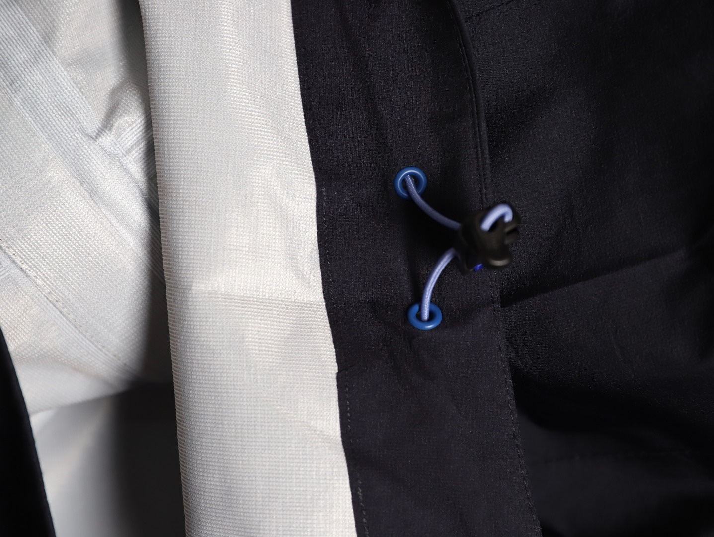 🔝KAILAS 凱樂石 博格達系列 輕量防風防水戶外徒步登山衝鋒衣 
  防水防風透氣防紫外線
 -輔料：原版拆解開發，一比一定制的小標，領標，水洗，吊牌，五金等等。

- FILTERTEC 3L面料：採用凱樂石自主研發的FILTERTEC 3L面料，由外層40D尼龍、中層ePTFE納米微孔膜、內層親膚處理工藝構成，防水指數20000mm，透氣指數20000g/㎡/24h，可抵御暴雨級降水和7級強風，同時快速排出汗氣，避免悶熱。

- 全壓膠工藝：整衣接縫處採用全壓膠工藝，有效防止水分從接