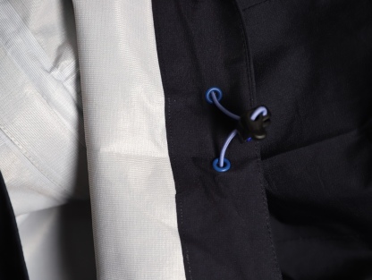 🔝KAILAS 凱樂石 博格達系列 輕量防風防水戶外徒步登山衝鋒衣 
  防水防風透氣防紫外線
 -輔料：原版拆解開發，一比一定制的小標，領標，水洗，吊牌，五金等等。

- FILTERTEC 3L面料：採用凱樂石自主研發的FILTERTEC 3L面料，由外層40D尼龍、中層ePTFE納米微孔膜、內層親膚處理工藝構成，防水指數20000mm，透氣指數20000g/㎡/24h，可抵御暴雨級降水和7級強風，同時快速排出汗氣，避免悶熱。

- 全壓膠工藝：整衣接縫處採用全壓膠工藝，有效防止水分從接