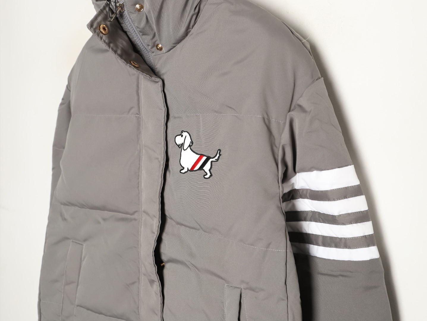 THOM BROWNE/湯姆布朗TB 四槓小狗長款羽絨服
採用進口90鴨絨填充 內外里加雙層內膽不會跑毛 高密度防風抗寒功能性面料 手感柔軟舒適  工藝更是精湛 嚴防鑽絨 採用國際先進的真空充絨技術 增加空氣隔層 不損傷羽線 能保持羽原有的柔軟性、彈性及手感 將羽絨的保暖性發揮到最佳！
N Size：S-M