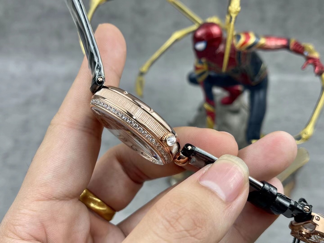 [玫瑰][玫瑰]最強 升級版 頂級 復刻女款 寶璣那不勒斯皇后系列，
【表殼】腕表尺寸分別為中號36.5x28.5毫米 
鵝卵形表殼高雅大氣，表殼外緣飾有錢幣紋。表圈和表殼周圍鑲嵌共117顆施華洛水晶（約0.99克拉）。表冠處鑲有一顆梨形晶石（約0.26克拉）
【精彩細節】
1.與原裝吻合，在表殼背部均打有貴金屬標識，效果清晰工整，彰顯腕表檔次。2.穹面玻璃，從側面看不僅有魚眼效果，還能折射鑽石帶來的璀璨光芒，更顯腕表高貴血統。
3.為了達到原裝K金質量的手感，調試了表殼內部結構的配重，做到重量與原版如出