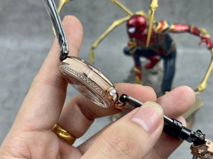 [玫瑰][玫瑰]最強 升級版 頂級 復刻女款 寶璣那不勒斯皇后系列，
【表殼】腕表尺寸分別為中號36.5x28.5毫米 
鵝卵形表殼高雅大氣，表殼外緣飾有錢幣紋。表圈和表殼周圍鑲嵌共117顆施華洛水晶（約0.99克拉）。表冠處鑲有一顆梨形晶石（約0.26克拉）
【精彩細節】
1.與原裝吻合，在表殼背部均打有貴金屬標識，效果清晰工整，彰顯腕表檔次。2.穹面玻璃，從側面看不僅有魚眼效果，還能折射鑽石帶來的璀璨光芒，更顯腕表高貴血統。
3.為了達到原裝K金質量的手感，調試了表殼內部結構的配重，做到重量與原版如出