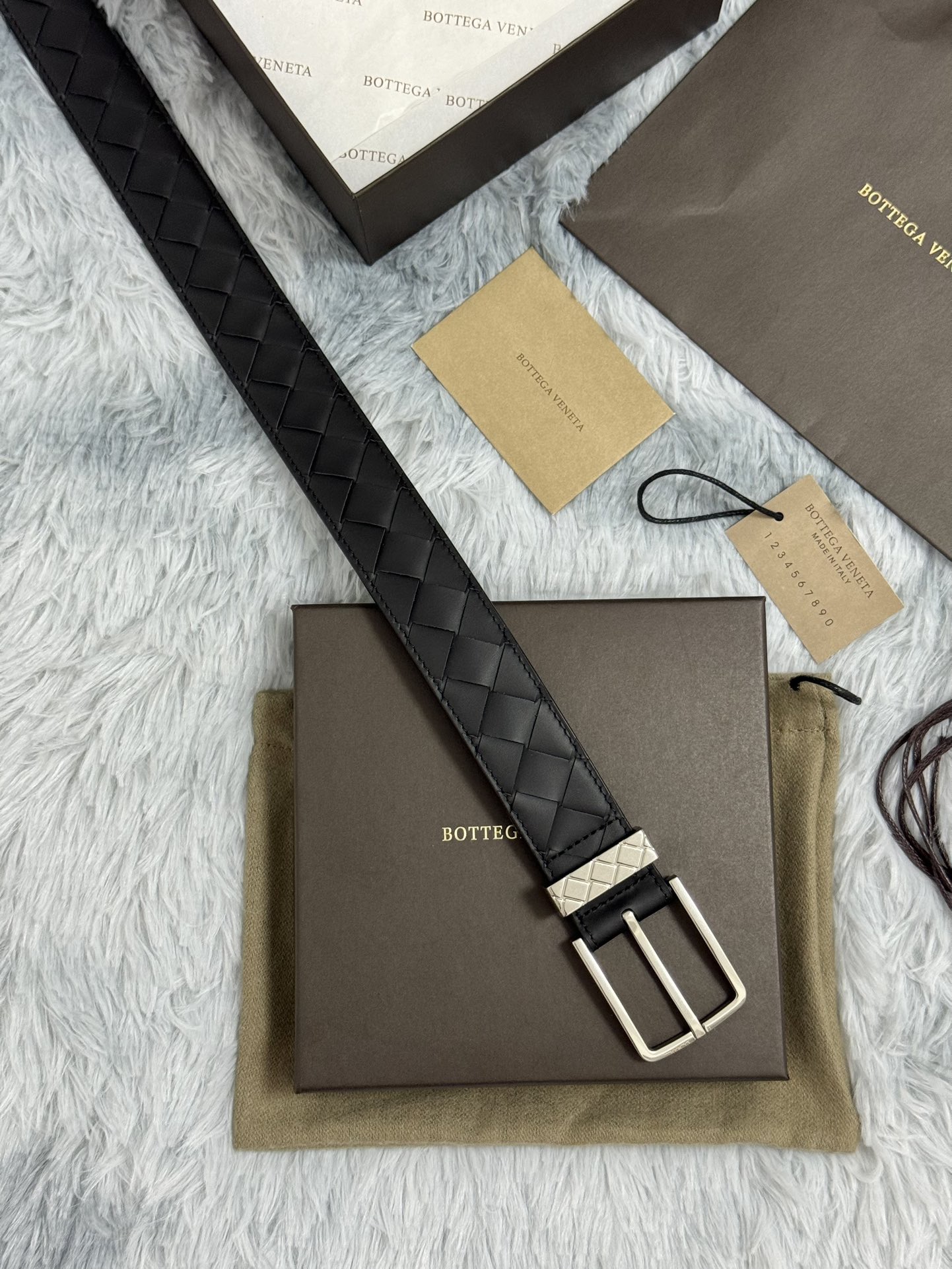 BOTTEGA VENETA   3.5cm   
手工編織牛皮經典之作
每個細節都體現出至高的品味和格調
整體造型增添優雅韻味  
低調奢華的典範
優雅迷人氣息
精緻的手工藝製作。