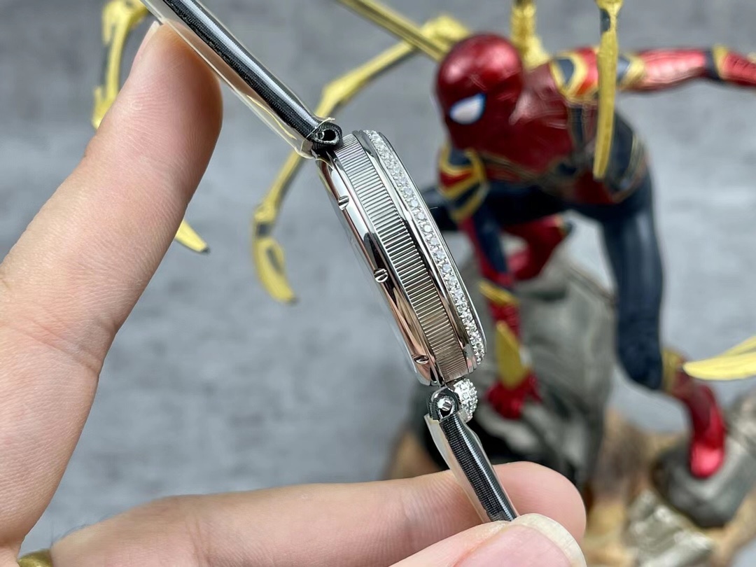 [玫瑰][玫瑰]最強 升級版 頂級 復刻女款 寶璣那不勒斯皇后系列，
【表殼】腕表尺寸分別為中號36.5x28.5毫米 
鵝卵形表殼高雅大氣，表殼外緣飾有錢幣紋。表圈和表殼周圍鑲嵌共117顆施華洛水晶（約0.99克拉）。表冠處鑲有一顆梨形晶石（約0.26克拉）
【精彩細節】
1.與原裝吻合，在表殼背部均打有貴金屬標識，效果清晰工整，彰顯腕表檔次。2.穹面玻璃，從側面看不僅有魚眼效果，還能折射鑽石帶來的璀璨光芒，更顯腕表高貴血統。
3.為了達到原裝K金質量的手感，調試了表殼內部結構的配重，做到重量與原版如出