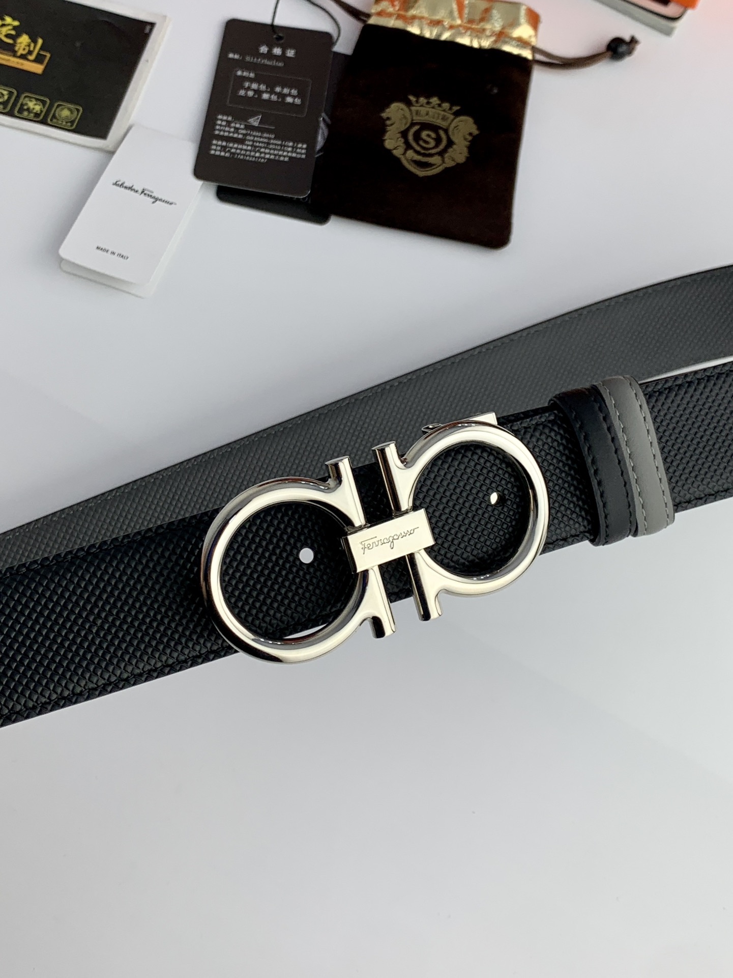 〖F家〗這款皮帶採用雙面小牛皮，搭配純銅八字扣，打造高雅考究的造型。寬3.5cm，長度可調節，達到量身定制般的修身效果。