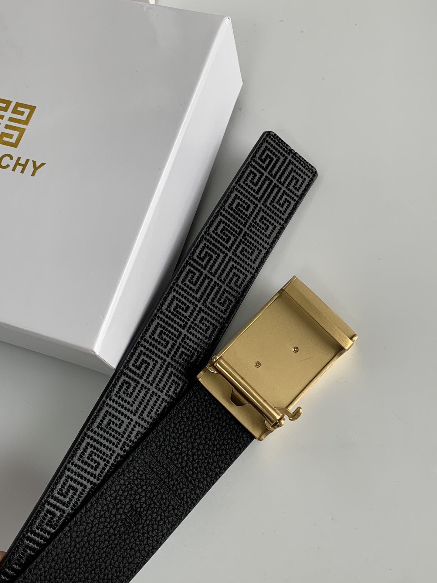【紀梵希】新款男士 頭層小牛皮黑色壓花腰帶，內襯荔枝紋底，寬38毫米.搭配不鏽鋼經典4G自動扣.商務服裝造型的完美搭配。永恆經典！