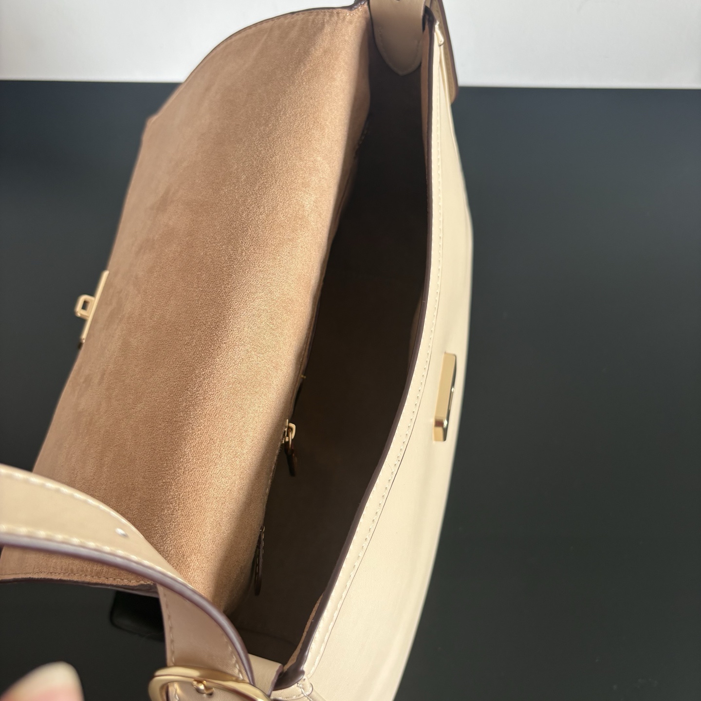 
[新品]COACH/蔻馳奧萊女士ETTA 29號翻蓋單肩包腋下包 CCE57 29*21*12