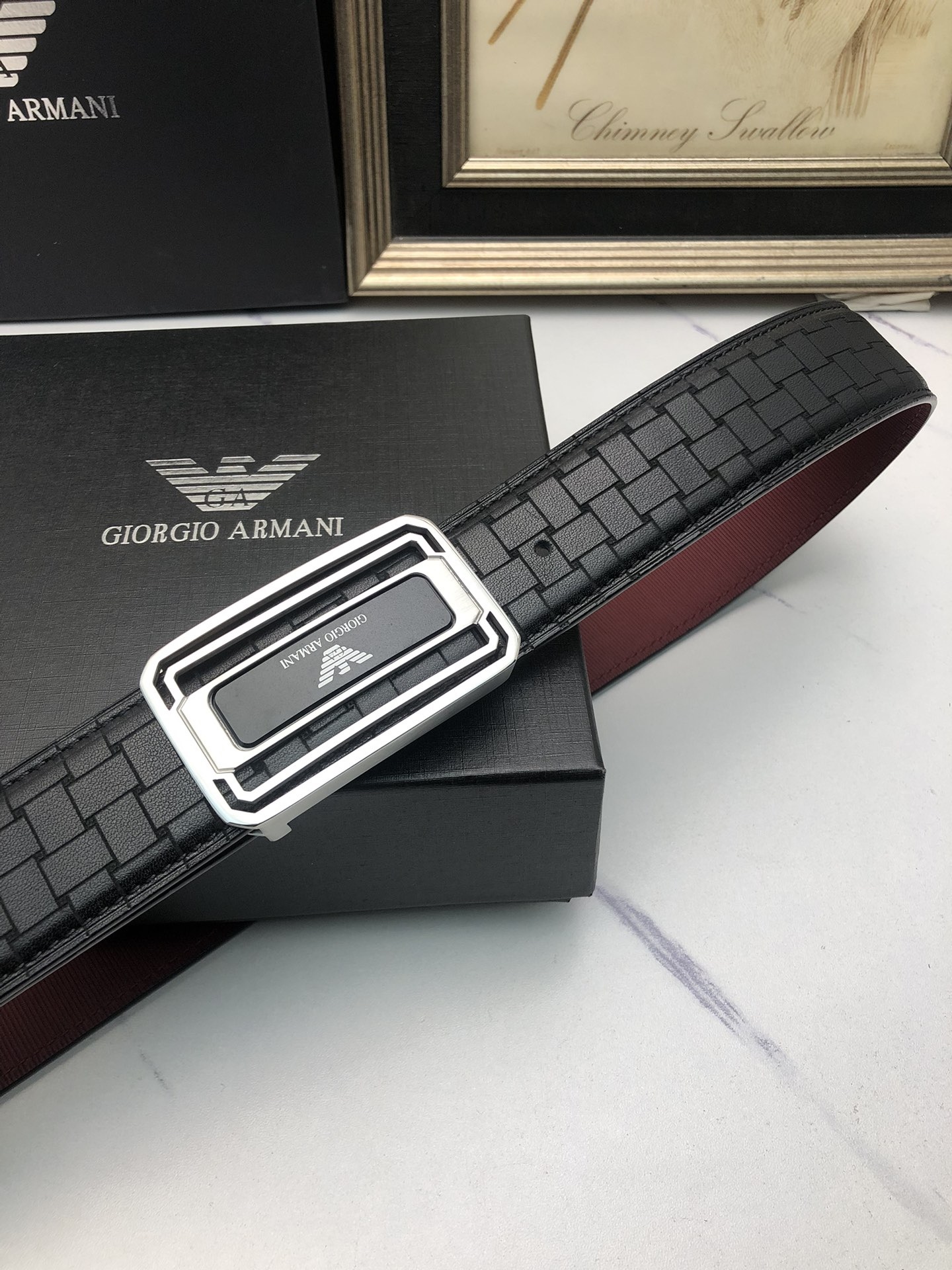 阿曼妮：原單頭層小牛皮燙印花紋，內襯頭層牛皮底，營造織紋外觀。飾以標誌原單扣。專櫃寬度4.0