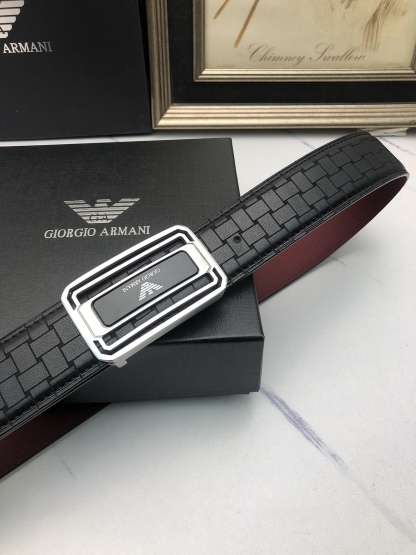 阿曼妮：原單頭層小牛皮燙印花紋，內襯頭層牛皮底，營造織紋外觀。飾以標誌原單扣。專櫃寬度4.0