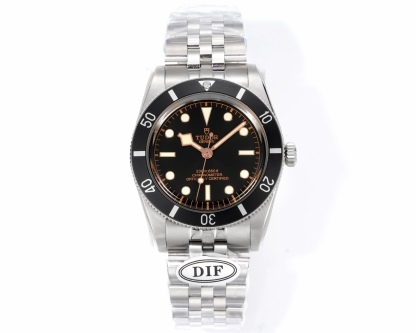 DIF 最強副本 
DIF隆重推出帝舵碧灣54型M79000N腕表，
37mm表殼貼合手腕，佩戴舒適，啞光錶盤簡約大氣，質感細膩，無日曆設計化繁為簡，回歸純粹讀時體驗，以純粹精神和現代表達方式，向1954年問世的品牌首款潛水表-7922型獻上最真誠的敬意！
DIF匠工精神 整表配備導角精磨不拉手 注重細節 質感無敵 搭載丹東定制一檔機芯 日誤差僅3-5秒幾乎0反修 超穩定！
錶帶均為CNC通體成型拉絲工藝錶帶 非小廠組裝片！配備帝舵表“T-fit”表扣 可滑軌微調
超強瑞士夜光刻度 盤面字體油壓立体