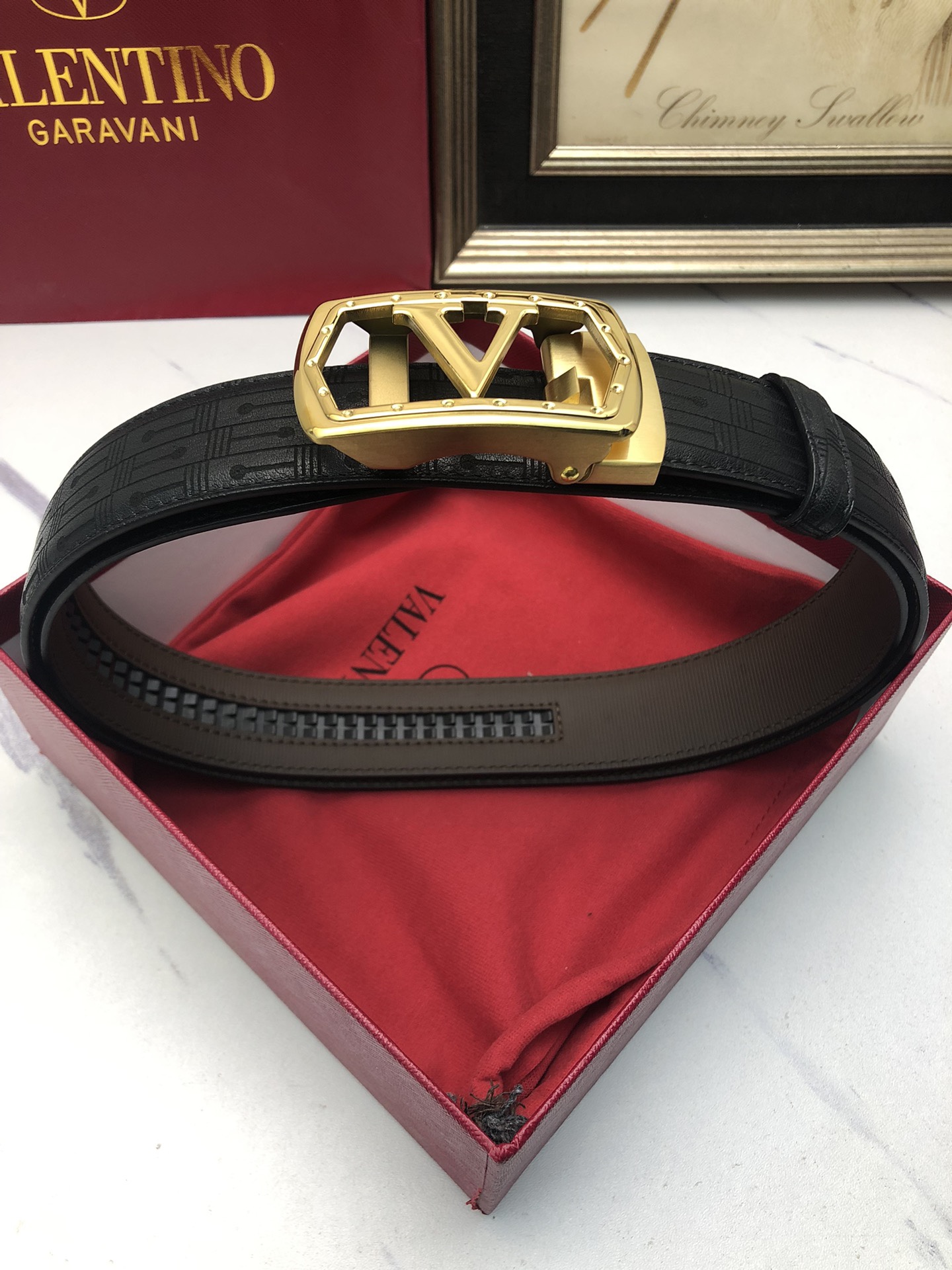 華倫天奴：原單頭層牛皮燙印花紋面，內襯頭層小牛皮底，搭配原單自動扣，可裁剪的自動帶，此款腰帶面雙採用意大利原定廠制進口牛皮帶身 ，對專版櫃足寬3.5