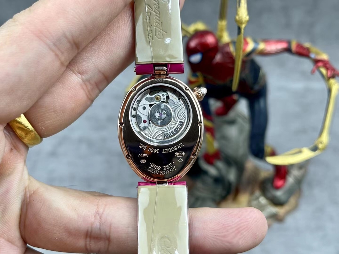 [玫瑰][玫瑰]最強 升級版 頂級 復刻女款 寶璣那不勒斯皇后系列，
【表殼】腕表尺寸分別為中號36.5x28.5毫米 
鵝卵形表殼高雅大氣，表殼外緣飾有錢幣紋。表圈和表殼周圍鑲嵌共117顆施華洛水晶（約0.99克拉）。表冠處鑲有一顆梨形晶石（約0.26克拉）
【精彩細節】
1.與原裝吻合，在表殼背部均打有貴金屬標識，效果清晰工整，彰顯腕表檔次。2.穹面玻璃，從側面看不僅有魚眼效果，還能折射鑽石帶來的璀璨光芒，更顯腕表高貴血統。
3.為了達到原裝K金質量的手感，調試了表殼內部結構的配重，做到重量與原版如出