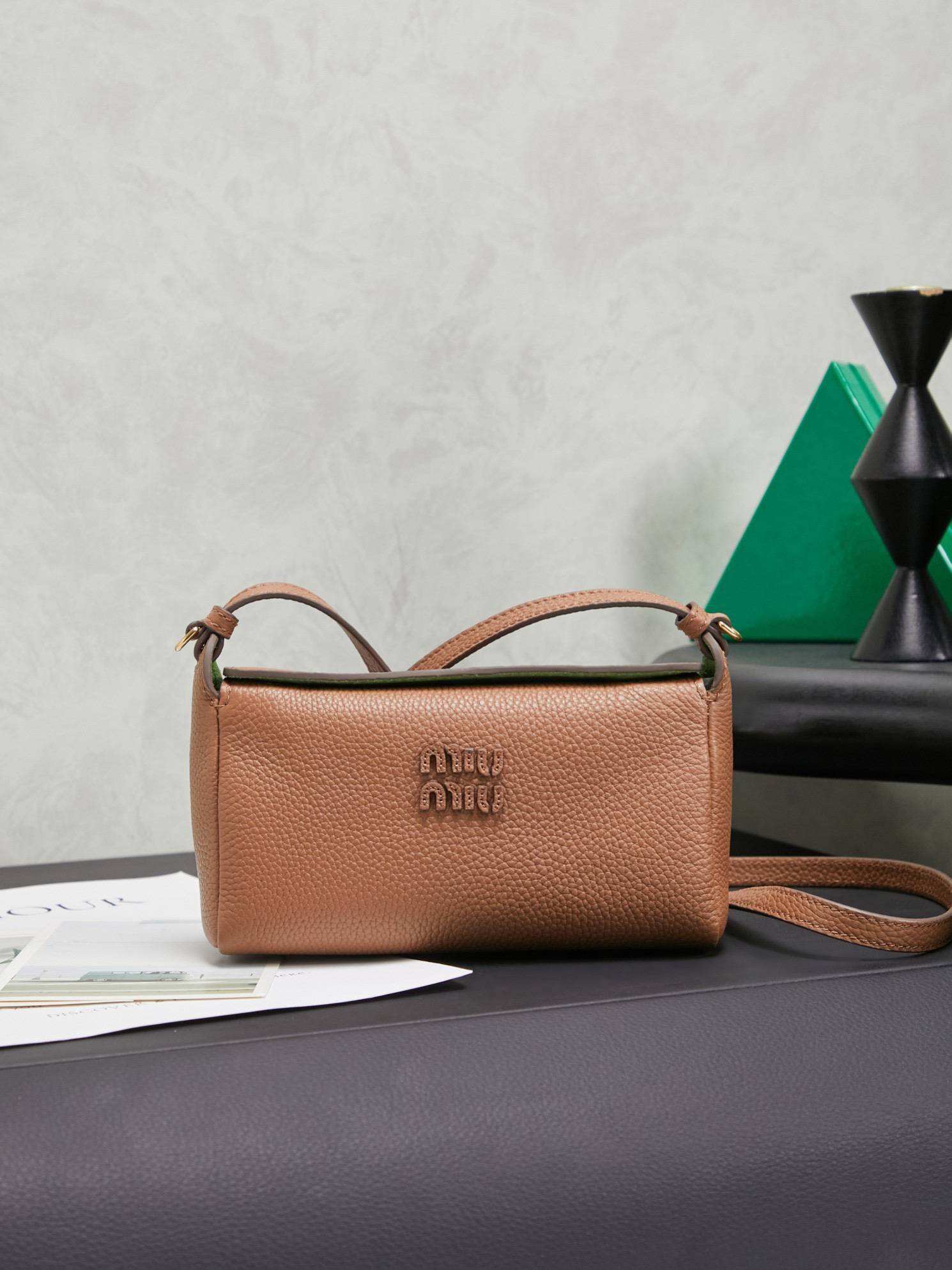 MiuM新品法棍包，这款单肩包延续经典设计，采用轻薄填充皮革设计，别具一格，顶级小牛皮材质，新标logo金属锁扣，正面翻盖开合，风格百变多样，精致优雅，随性慵懒，日常休闲，上班通勤，怎么搭都好看