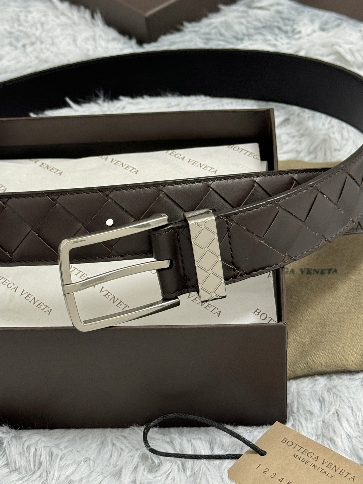 BOTTEGA VENETA   3.5cm   
手工編織牛皮經典之作
每個細節都體現出至高的品味和格調
整體造型增添優雅韻味  
低調奢華的典範
優雅迷人氣息
精緻的手工藝製作。