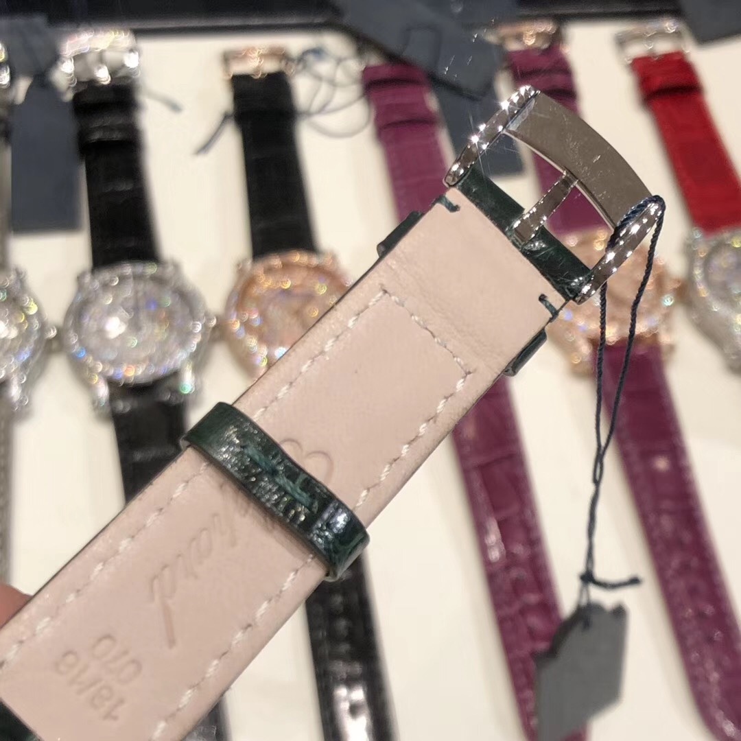 （NL）2025最新款滿天星   原裝搭配美洲鰐魚錶帶 搭配原莊進口日本9015機芯 蕭邦（HAPPY DIAMONDS）作為蕭邦最暢銷的系列一直以細膩的手法詮釋蕭邦標誌性靈動鑽石的概念，此系列作品柔美而時尚，都說男戴萬國女戴蕭邦 有金（進）有鑽（賺）寓意也很好。錶盤內的鑽石滾珠可自由滑行轉動，時來運轉 財運滾滾，讓每一位女性都以最迷人的造型驚艷世人。 這次給大家帶來的蕭邦快樂鑽系列 這次給大家帶來的蕭邦快樂鑽系列 是肖邦旗下最具代表性的腕表 最有特色的夾層玻璃的7顆，7顆鑽石產生自旋 猶如舞蹈