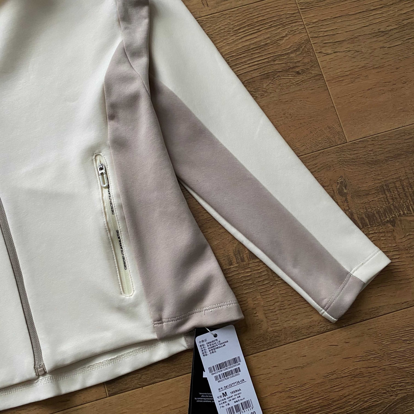 DST女款拼接連帽開衫春秋外套 新款女外套DESCENTE迪桑特空氣層面料輕盈柔軟舒適女士針織運動外套 採用空氣層面料製成的針織運動外套。色澤柔和溫暖，觸感輕柔順。腋下兩側拼色撞色搭配，時尚大氣版型舒適，搭配卡其拉鍊細節，更添女性化氣息。 面料:聚酯纖維84.1%氨綸15.9% 柔軟/彈性/舒適 常規合身款/運動休閒 柔舒軟適不失感質，青春時髦的氣質蔓延開來！初秋需要的時尚質感保暖！一件很很牛贊！很帥！顏高值單品！原原廠單！三標齊全品！質巨棒！
顏色：如圖
