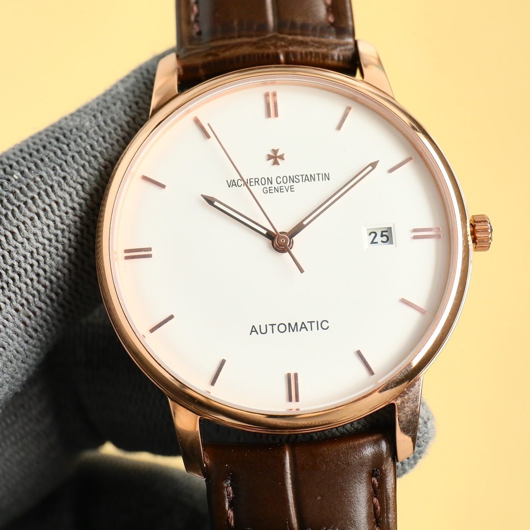 
最新款推薦   市場最高復刻 V4升級版本 江詩丹頓VC傳承系列85180腕表！
1⃣️【表殼】尺寸40MMX9MM，完美圓形的表殼，搭配微孤式表耳設計，使之更加貼合佩戴者的手腕。每一個成品殼套，都需經過MK嚴格的質量把控，方能還原正品獨特的質感。
2⃣️【機芯】9015鋼輪等部件均由MK制表師精工裝飾，自動擺陀更是鍍有18k金，最大限度呈現原裝精湛的工藝水平。
3⃣️【表鏡】前後兩片藍寶石玻璃鏡面，均有防眩暈鍍膜處理。
4⃣️【錶帶】雙層意大利小牛皮，搭配馬耳他十字針扣。