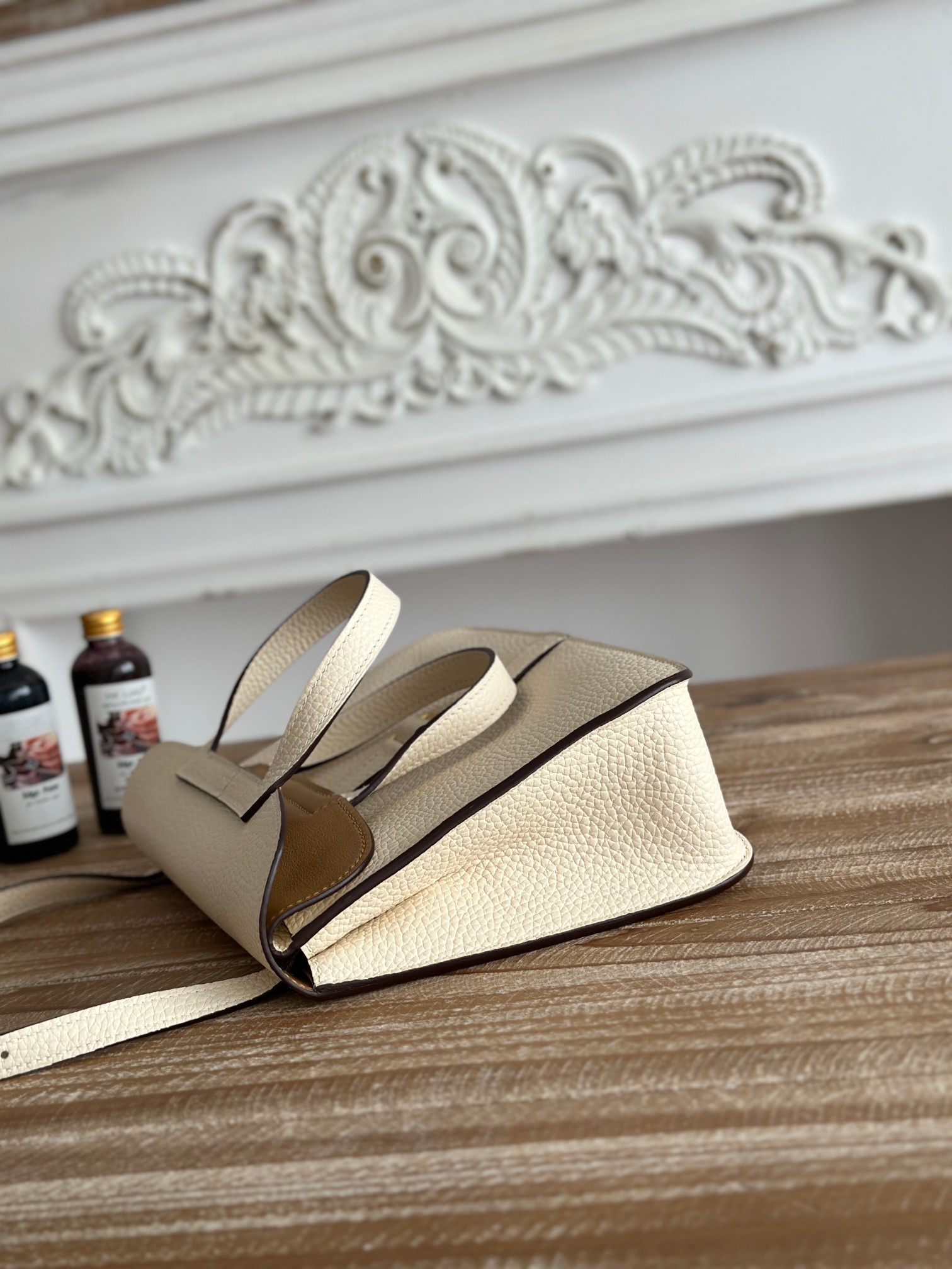 馬蹄包  半手工蠟線	Halzan	
 能滿足各種背法的!!
①手拎包②斜挎包③單肩包④手拿包
togo皮、五金細緻到油邊 無處不精緻√ 
尺寸：25cm