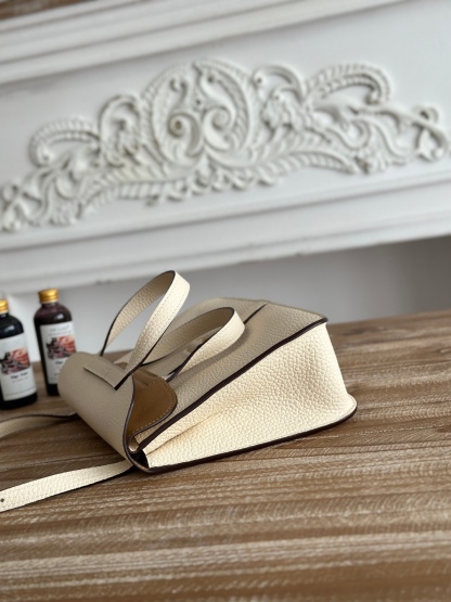 馬蹄包  半手工蠟線	Halzan	
 能滿足各種背法的!!
①手拎包②斜挎包③單肩包④手拿包
togo皮、五金細緻到油邊 無處不精緻√ 
尺寸：25cm