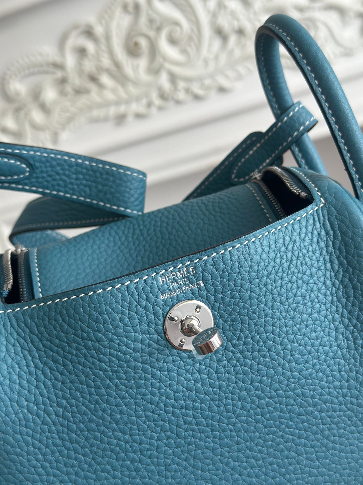 琳迪lindy 19cm	
Tc皮 蜜蠟線半手工縫製
lindy19保留了琳迪包所有細節的完整設計，側口袋、拉鍊等全部都是經典的設計√
這只小可愛暴擊了多少人的少女心