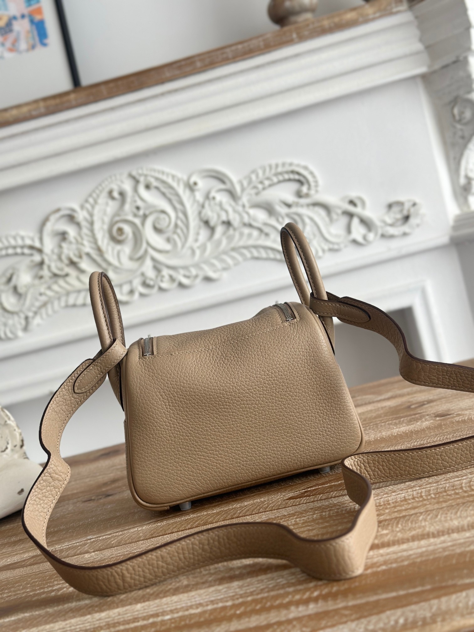 迪lindy 19cm	
Tc皮 蜜蠟線半手工縫製
lindy19保留了琳迪包所有細節的完整設計，側口袋、拉鍊等全部都是經典的設計√
這只小可愛暴擊了多少人的少女心