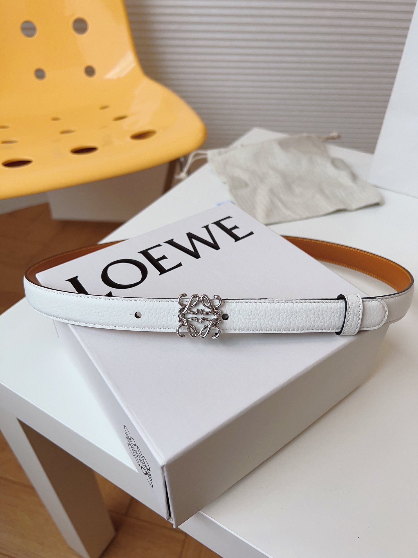 
Loewe 羅意威 經典粒面小牛皮，極簡風格的搭配，腰帶早已不是勒緊褲腰的工具，而是提升衣品，畫龍點睛的飾品；此款腰帶易搭配服飾。皮帶寬度：2.0cm