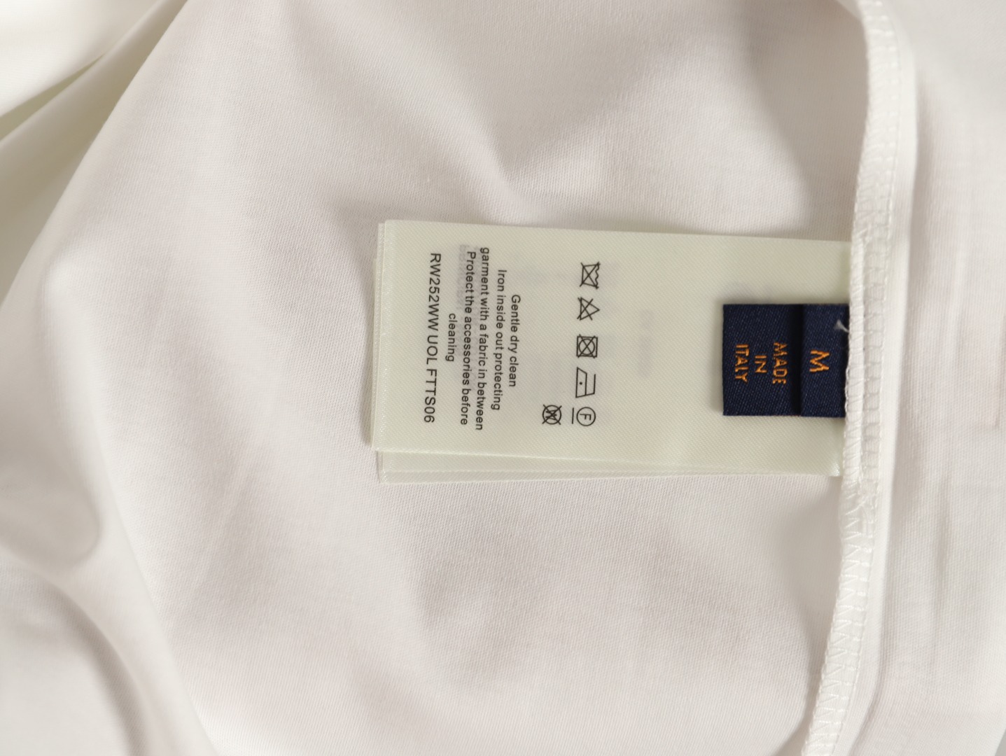 Louis Vuitton/路易威登 25ss 印章logo印花短袖
本款T恤以柔軟透氣的棉質針織裁出休閒廓形。胸前印章點綴多樣路易經典元素，涵蓋品牌創始年份，歌頌品牌的旅行與制箱傳承。

面料紗線支數為60支，屬於高支棉紗紗線細膩柔軟。單股結構使面料更輕盈透氣，雙面針織工藝，正反面紋理一致，面料結構緊密，彈性較好不易卷邊，觸感細膩適合貼身穿著。

TPU光油印花工藝，這是一種結合功能性材料與視覺效果的先進印花技術，尤其適用於提升面料的高端質感。印花用於增加光澤、立體感和特殊觸感，用於設計獨特