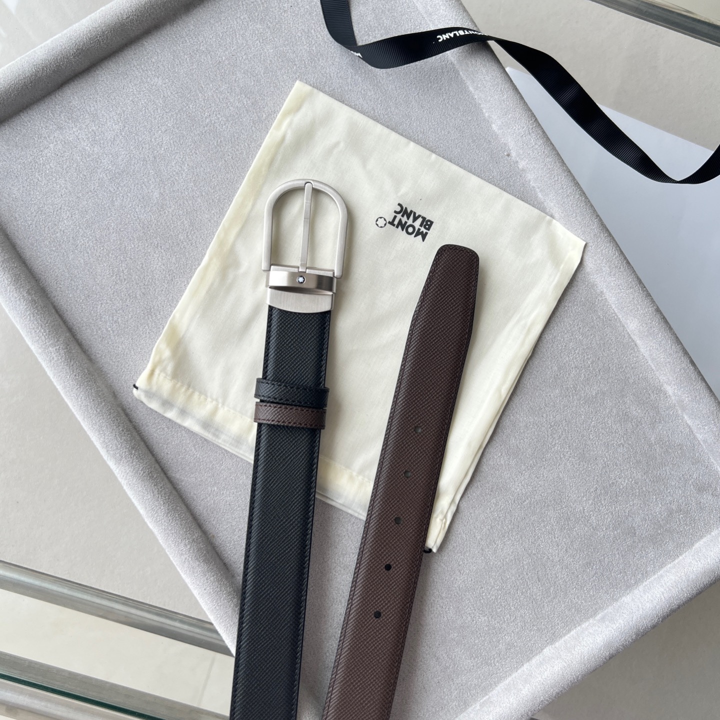 馬蹄形帶扣黑色/棕色雙面皮帶（35毫米）
馬蹄形閃亮鍍釕帶扣。可調節長度，3.5cm黑色和棕色雙面皮帶。打造經典靈動造型。
貨號 錶帶描述 黑色和棕色雙面牛皮皮帶 皮革圖案 金屬圓環上飾有萬寶龍六角白星 標識 搭扣裝置 易開啓裝置，可調節皮帶長度
搭扣形狀 馬蹄形主要顏色 黑色 | 棕色 搭扣類型 針扣式表扣