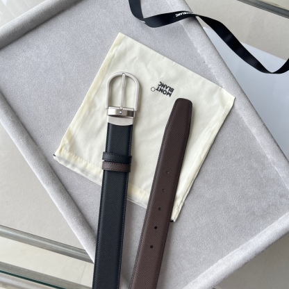 馬蹄形帶扣黑色/棕色雙面皮帶（35毫米）
馬蹄形閃亮鍍釕帶扣。可調節長度，3.5cm黑色和棕色雙面皮帶。打造經典靈動造型。
貨號 錶帶描述 黑色和棕色雙面牛皮皮帶 皮革圖案 金屬圓環上飾有萬寶龍六角白星 標識 搭扣裝置 易開啓裝置，可調節皮帶長度
搭扣形狀 馬蹄形主要顏色 黑色 | 棕色 搭扣類型 針扣式表扣