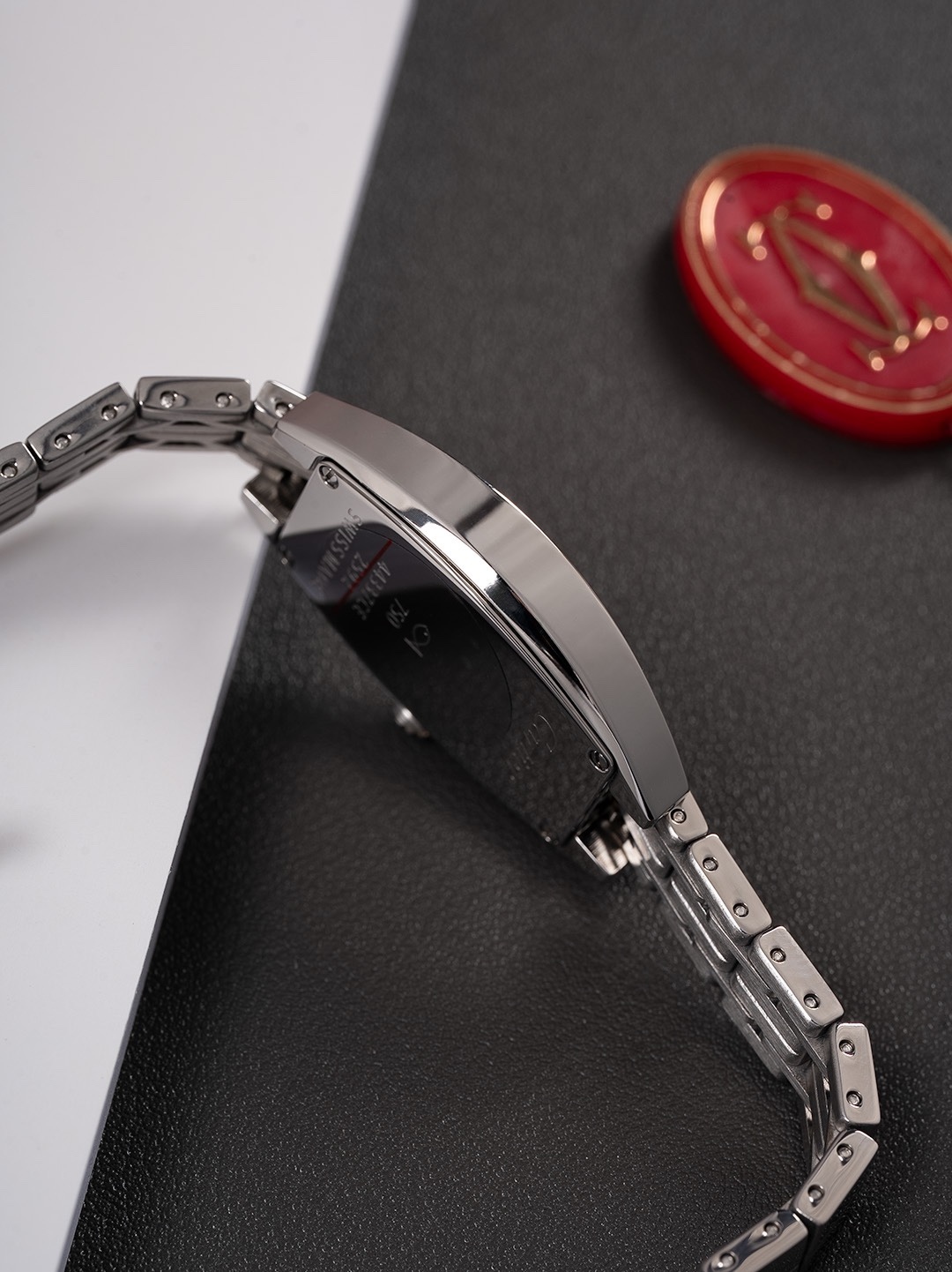 全面升級版到貨，金銀同價🔺卡地亞🔻Cartier酒桶奢華腕表,引領風格,超越時代,設計與精湛的非凡工藝,倍受各界潮流高貴的青睞,該腕表採用手鍊以及腕表兩種不同藝術風格完美融合！盡顯柔美優雅魅力，成為卡地亞典範之作！迷你表款，升級精裝C1Ct163進口瑞士石英機芯。精鋼表殼和錶鏈。表冠鑲嵌一顆白色合成尖晶石。鍍銀錶盤，劍形藍鋼指針！尺寸：23mmX30mm，升級內容如下，機芯精簡版C1Ct163正式面世