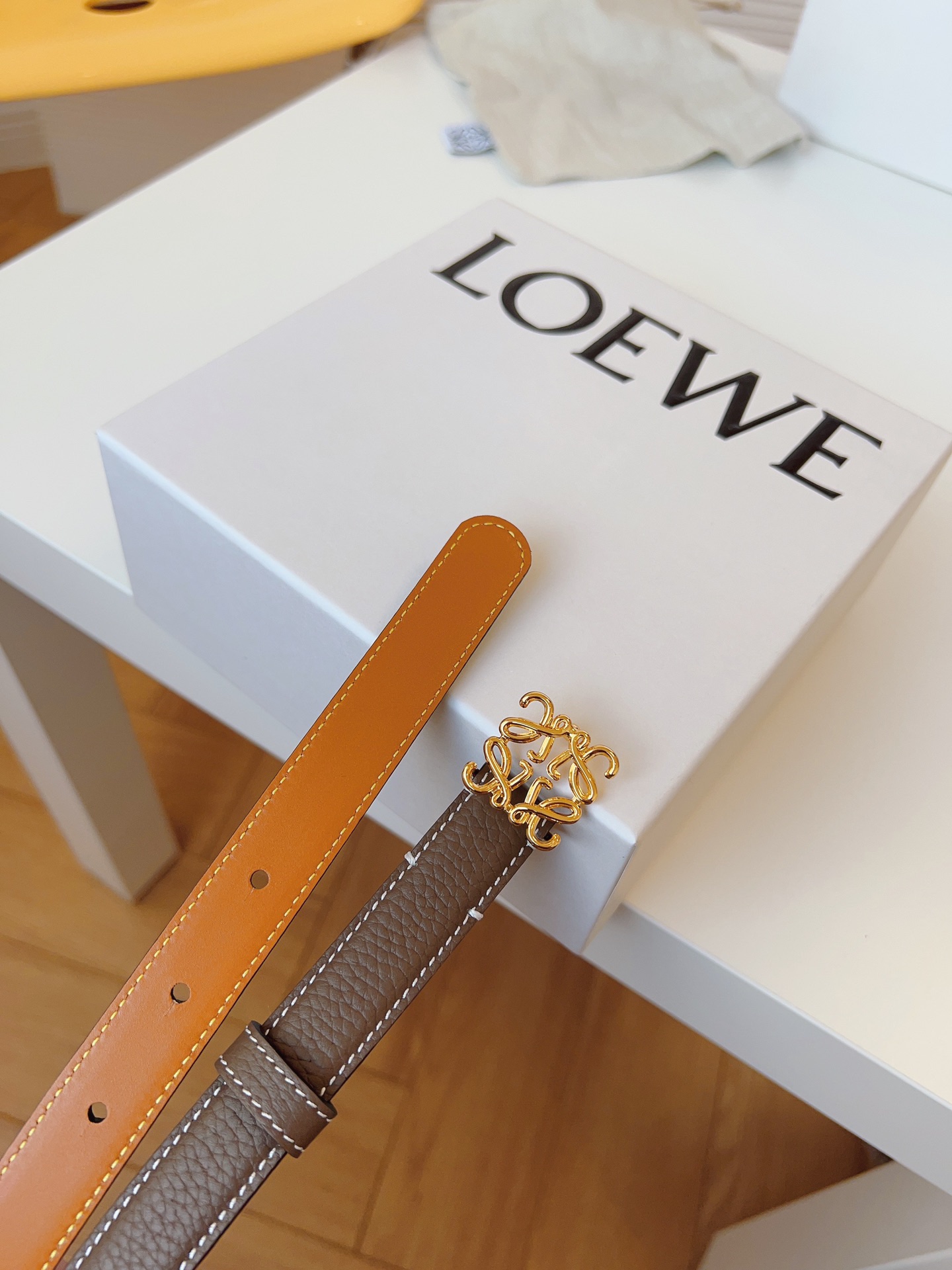
Loewe 羅意威 經典粒面小牛皮，極簡風格的搭配，腰帶早已不是勒緊褲腰的工具，而是提升衣品，畫龍點睛的飾品；此款腰帶易搭配服飾。皮帶寬度：2.0cm