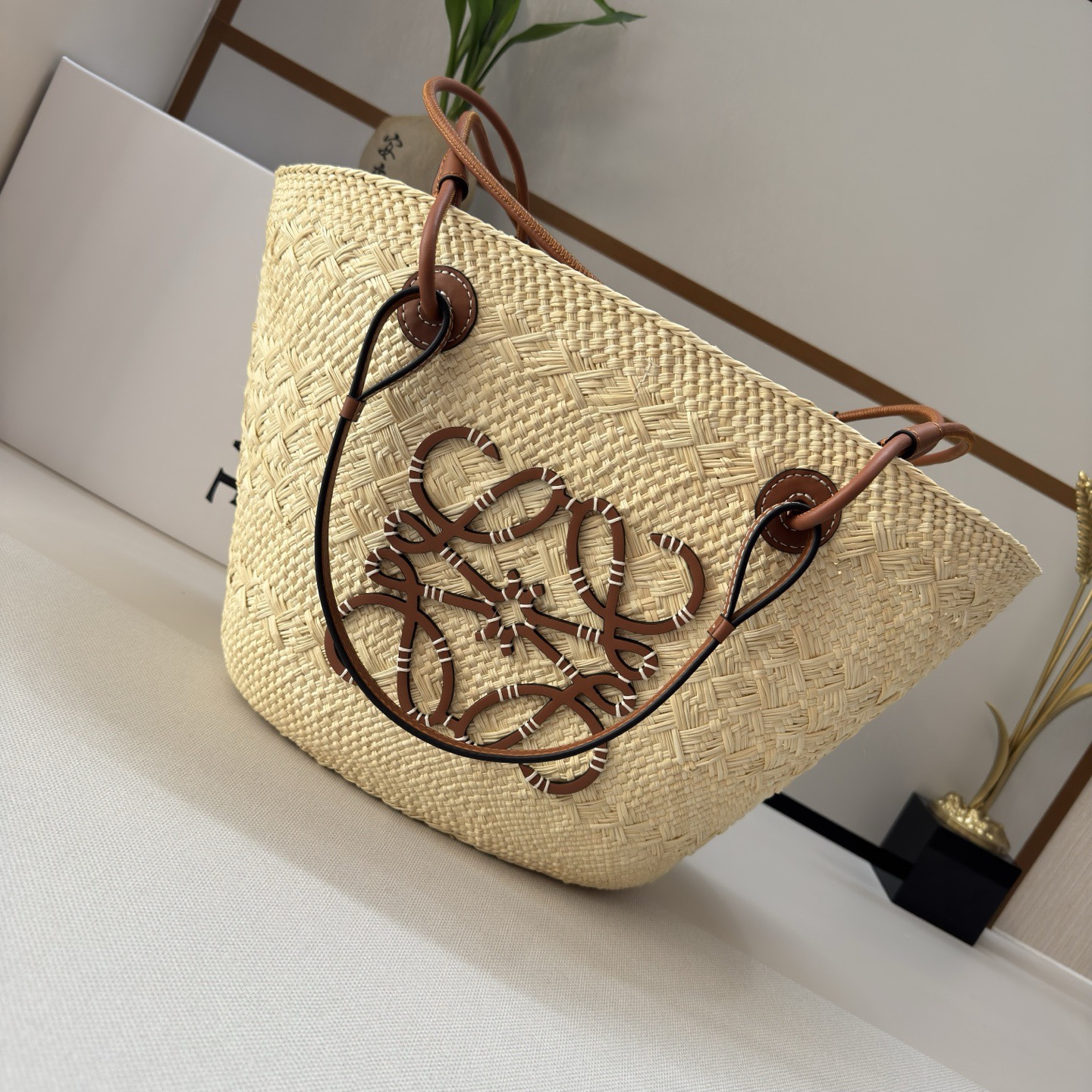 LO℮w℮🆕（高版本）進口原材料 肩帶全部升級🧺伊拉卡棕櫚纖維和牛皮革 Anagram Basket 手袋*一個傳統的籃子手袋*帶有經典的手工編織包身，管狀牛皮革帶子和頂部提手*以及一塊牛皮革 Anagram 壓紋貼片這個版本採用伊拉卡棕櫚製成，這種棕櫚樹在哥倫比亞種植、收穫並曬乾，然後由公平貿易原則指導的 Corporación Oficio y Arte 組織的女工匠編織。肩背或頂部提手攜帶*牛皮革系帶開合*可以使用個性化掛飾和帶子進行定制*無襯里*由於手工製作，尺寸可能略有不同，使每次購買都