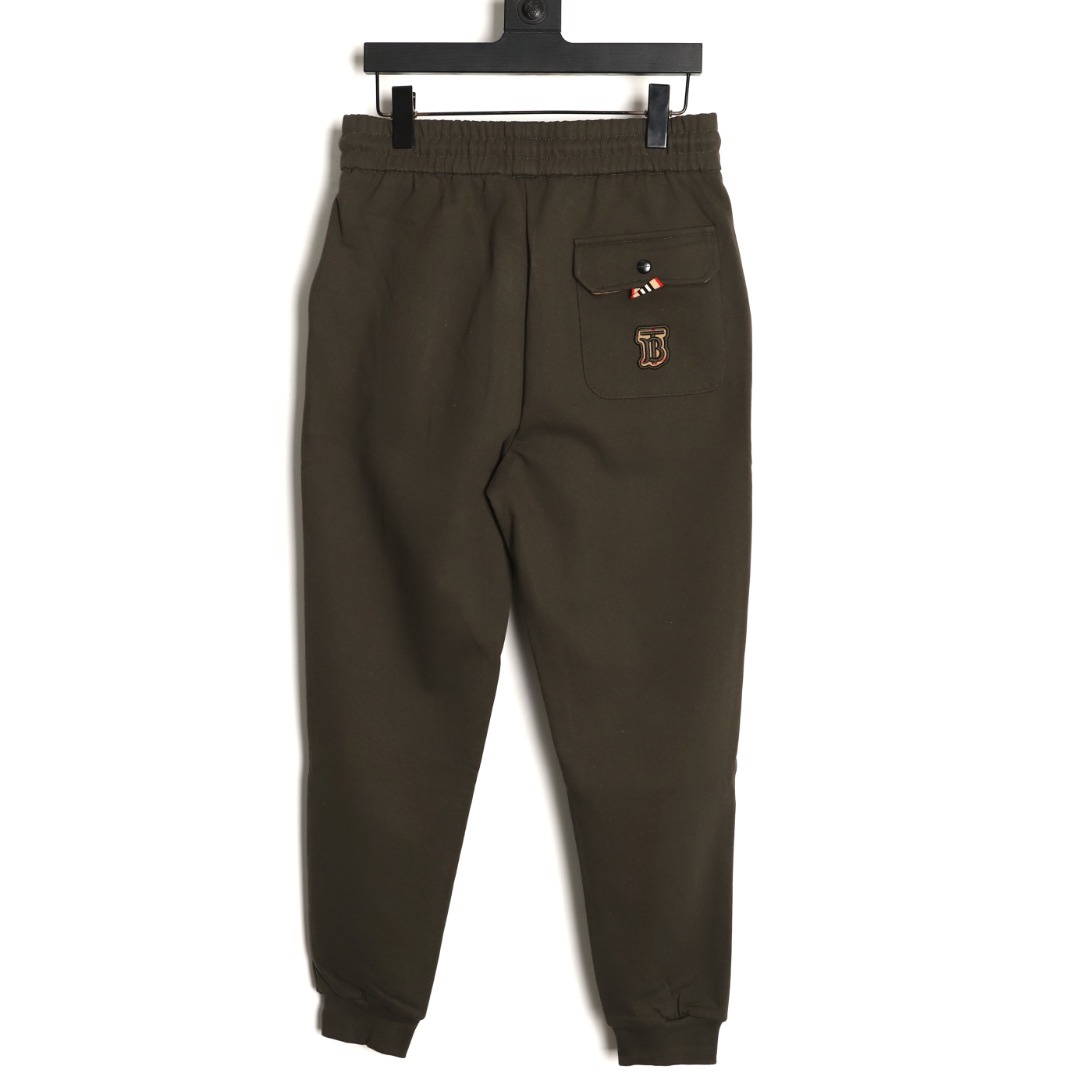 Burberry/巴寶莉 24Fw  TB格紋貼布立體刺繡棉質針織長褲  
面料採用400克洗水純棉毛圈棉質面料，訂染顏色後整蝕毛處理，對照原版做絲滑超柔處理，
布面肌理股線清晰明顯，垂感一級棒，做工精緻都到達外貿出口標準，
刺繡工藝採用百靈達刺繡機器，使刺繡顏色更加飽滿，繡花更加立體，
透氣舒適度高，細節無可挑剔，手感細膩柔軟！上身版型超贊！
顏色：黑色  軍綠
M1 size：S-XL
