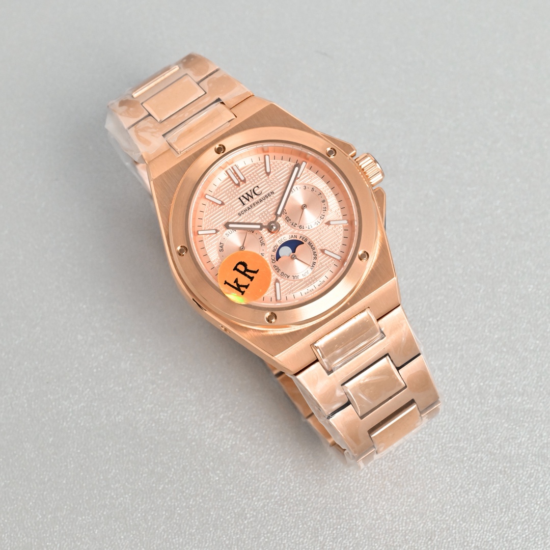 KR新品  萬國工程師系列萬年曆腕表，復刻界最複雜的腕表，所有功能同步原裝，所有功能調節通過把頭控制.
1⃣️【功能介紹】3點鐘位置顯示日曆，9點鐘位置顯示星期，6點鐘月份月相指針顯示。

2⃣️【做工精細】外殼採用原版同樣的三件套結構，中間拉絲，上下殼為拋光，鏡面採用高成本的鍋蓋形藍寶石，使其質感提升。

3⃣️【機芯性能】尺寸41.6mm,機芯採用天津機芯改82600，高效穩定，動力時間長達72小時以上，進行加裝複雜的萬年曆模塊，而且同步所有功能實現同步原裝通過把頭調節。
