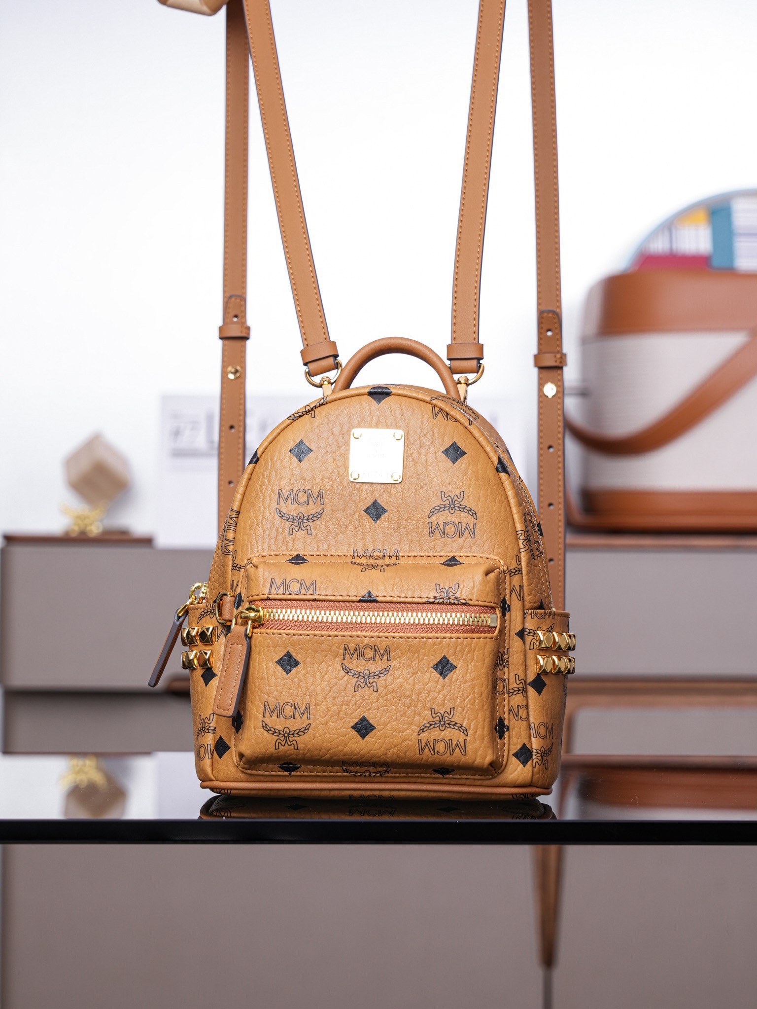 𝙈𝘾𝙈 𝙎𝙩𝙖𝙧𝙠 𝘽𝙚𝙗𝙚 𝘽𝙤𝙤 𝙓-𝙈𝙞𝙣𝙞
超迷你干邑色#双肩包

·CP独家出品｜干邑色
这款迷你Stark Visetos双肩背包饰有铆钉细节。
经典Stark双肩背包由经典Visetos制成，饰以豪华的Nappa皮革饰边及前卫感十足的铆钉细节。

型号：MMK6SVE92CO001
尺寸：21*10*17.5cm
肩带：32.5-124cm/可调节
颜色：干邑色/Cognac🟫