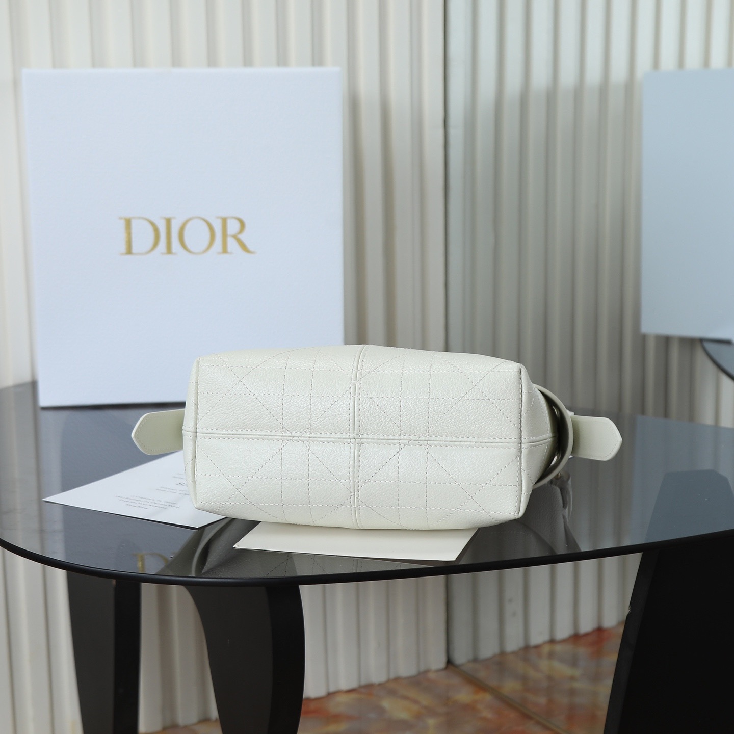 原廠皮 小號粒面牛皮 白色

Voyage秋冬系列
又是一個王炸級別，直接擊中心巴上
自帶鬆弛感，包形柔軟又隨意
經典藤紋格，雙拉鍊設計
整體高級又時髦，精緻感滿滿的字母吊墜
細節非常到位，超大的容量，自用超輕便
時髦精們都懂這款的含金量

型號：2845

size:22*9.5*15cm