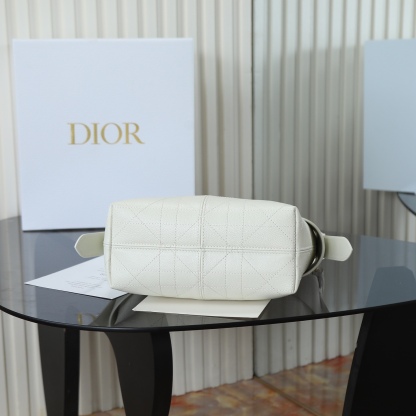 原廠皮 小號粒面牛皮 白色

Voyage秋冬系列
又是一個王炸級別，直接擊中心巴上
自帶鬆弛感，包形柔軟又隨意
經典藤紋格，雙拉鍊設計
整體高級又時髦，精緻感滿滿的字母吊墜
細節非常到位，超大的容量，自用超輕便
時髦精們都懂這款的含金量

型號：2845

size:22*9.5*15cm