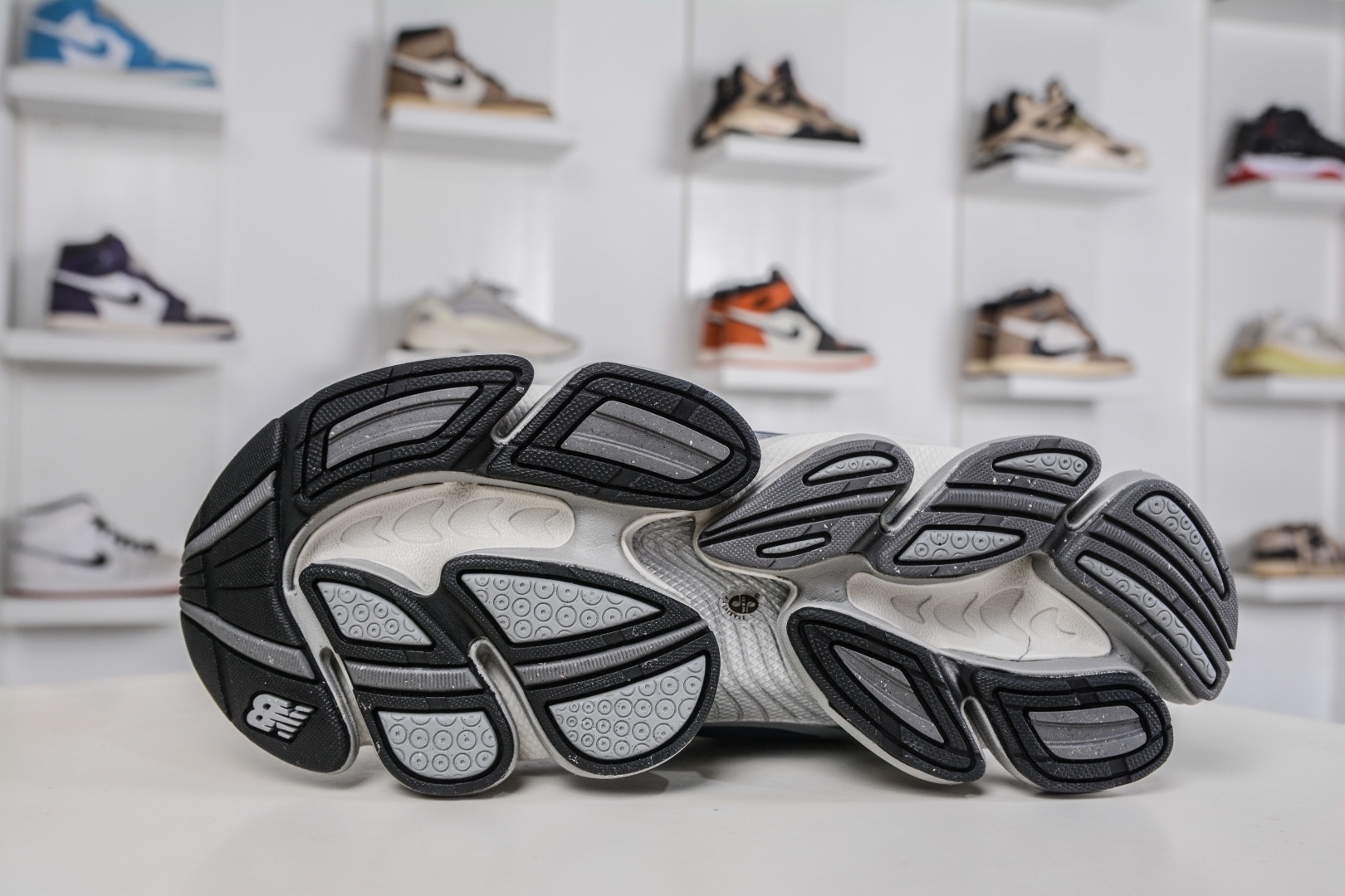 New Balance NB2000 舒適百搭防滑耐磨低幫 休閒跑步鞋
貨號：U20001PB
Size：36-46.5