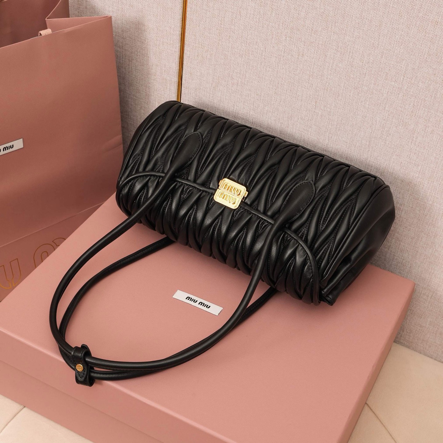 MiuM新品法棍包，这款单肩包延续经典设计，采用轻薄填充皮革设计，别具一格，顶级小牛皮材质，新标logo金属锁扣，正面翻盖开合，风格百变多样，精致优雅，随性慵懒，日常休闲， 上班通勤，怎么搭都好看