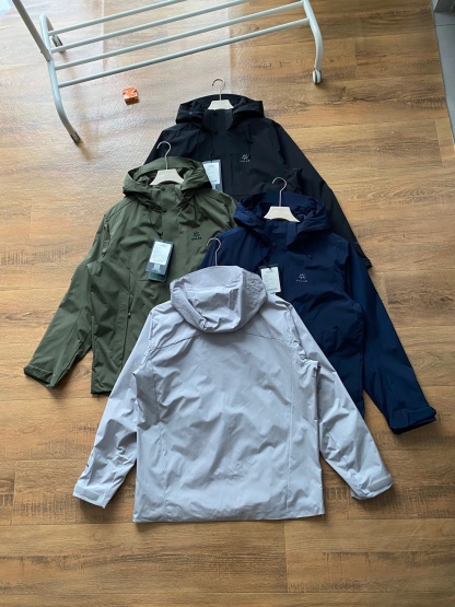 新款連帽三色風衣凱樂石KALIAS春季男子速乾輕薄外套 它的連帽設計，不僅時尚，還能在多變天氣中為你遮風擋雨。精選優質面料，觸感舒適，穿著自在無束縛，且具備良好的透氣性與耐磨性，滿足你的各種活動需求。版型上，注重亞洲人體型特點，舒適百搭，可輕鬆搭配各類下裝。無論是搭配牛仔褲展現休閒風，還是搭配工裝褲凸顯硬朗氣質，都毫無壓力。細節之處盡顯品質，精緻的縫線工藝，耐用的拉鍊與扣件，每一處都經過精心考量，只為給你帶來極致的穿著體驗。真正的3D立體裁剪，袖口添加魔術貼可自由調節 真正做到貼合身材比例，